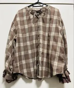 チェックのブラウス(茶)、フリル袖