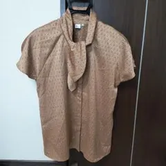 ✨️新品✨️THE COMPANY she　ボウタイサテンシャツ半袖ブラウス　柄のサムネイル