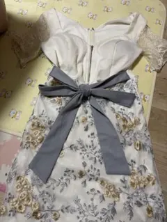 オフショルダー花柄刺繍ドレス