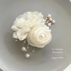 546 ハンドメイドコサージュ　卒園式入園式　ハレの日 wホワイト×パール