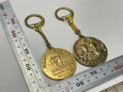 天皇陛下御在位50年記念 御真影メダル　メダル キーホルダー 2個セットのサムネイル