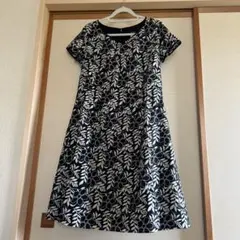 BURBERRY 黒と白の花柄ワンピース Mサイズのサムネイル