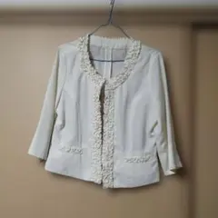 アイボリー ノーカラージャケット フリル付き