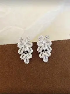 キラキラ フラワーピアス シルバー 揺れるデザイン ブライダル 結婚式