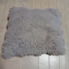 ライトグレーのフリンジ付きクッション