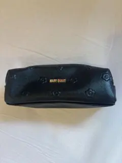 MARY QUANTシンプルエンボスデイジー スクエアペンケース 黒 ブラック