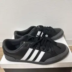 adidas スニーカー