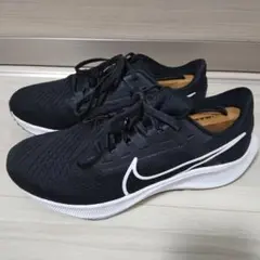 【24.5】NIKE エアズームペガサス38 ブラック×ホワイトのサムネイル