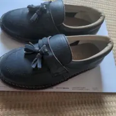 黒いレザーリボン付きフォーマルシューズ