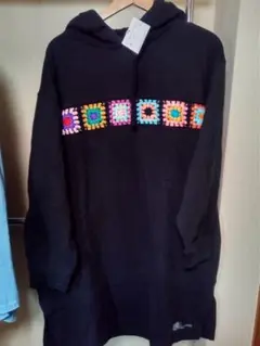 ドラッグストアーズ 今季新品タグ付きフード付き黒チュニック刺繍ワンピース フリー