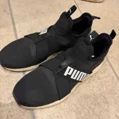 PUMA ブラック スニーカー
