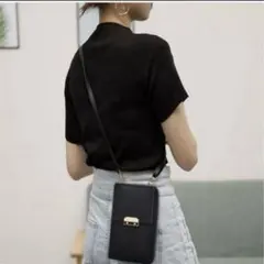 ブラック ショルダーバッグ　斜めがけ　お財布　携帯　コンパクト　ポケット　お洒落