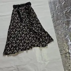 TORTE 後ろゴム黒に花柄前左フリル布、裾から30 スリット入フレアースカートのサムネイル