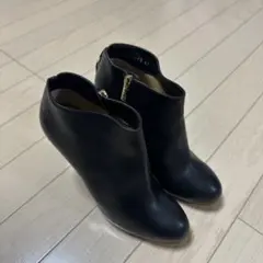 FERRAGAMO フェラガモ　ブラックレザーブーティ サイドファスナー付きのサムネイル