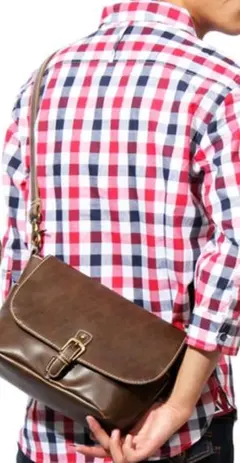 ショルダーバッグ　メッセンジャーバッグ　合皮　ブラウン