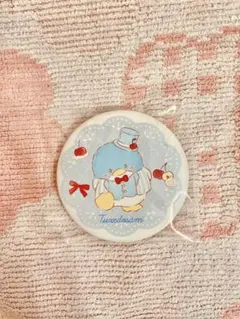 サンリオ　レザー風缶バッジ　タキシードサム