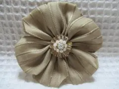 ビジュー・カット玉付　ベージュ系色生地の花型ブローチ（安全ピン・ミニクリップ付）