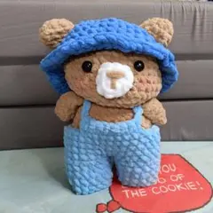 青い帽子のクマのあみぐるみ