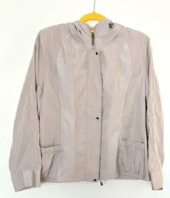 フード付き薄いベージュジャケット