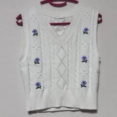 ホワイトニットベスト 花刺繍 Vネック