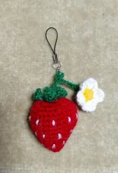苺のかぎ針編みストラップ