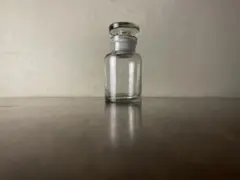 ガラス瓶 蓋付 ウランガラス 実験 気泡 シワ  硝子 当時物 小瓶 レトロ