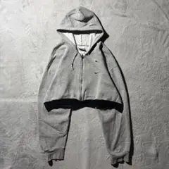【Y8031】.NIKE クロップドパーカー　フーディー　サイズS相当　グレー