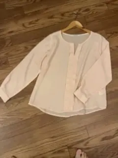 新品　Urban Research ピンクベージュ　Vネック 長袖　ブラウス