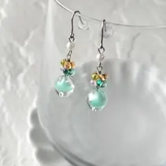 No1128グリーン紫陽花カラーガラス&パールカラフルピアス　316L製