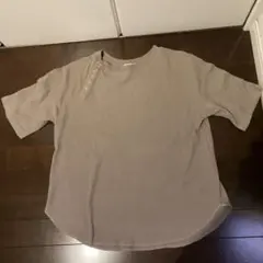 MERLOT チャコール半袖Tシャツ ヘンリーネック