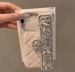 ホワイト キルティング iPhoneケース クリスタル装飾　iPhone15