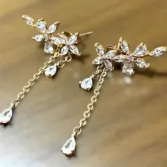 フラワーモチーフ ビジューピアス 揺れるチェーン