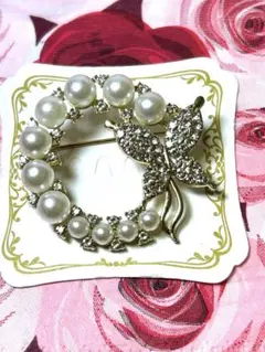 シルバーダイヤビーズの蝶と、コットンパールのサークルブローチ、新品未使用送料込み