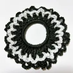 黒と白のフリルシュシュ（かぎ針編み）！ハンドメイドのヘアアクセサリー