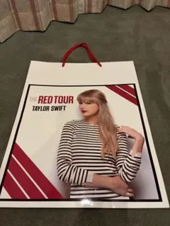 美品テイラー・スウィフトTAYLOR SWIFT THE RED TOUR 紙袋のサムネイル