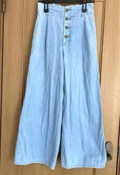 【GU】デニム ワイドパンツ ライトブルー　デニム　サイズM ボタンが可愛い❣️