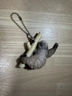 ナマケモノ マスコットボールチェーン　木にしがみつくフタユビナマケモノ