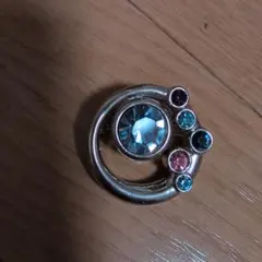 円形ブローチ 青・ピンク・緑のストーン
