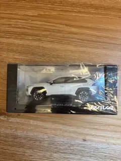 ア*ァ様 トヨタ RAV4 ミニカー 1/30 Zハイブリッド プラチナホワイト