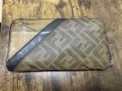 FENDI ズッカ柄 ラウンドファスナー 長財布