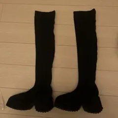 黒い厚底ロングブーツ