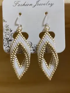 No560 ピアス　ゴールド　ホワイト　白　ひし形　大ぶり