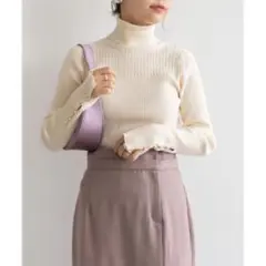 ランダ デザインパール釦ハイネックリブニット