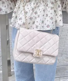 エンブレム付キルティングショルダーバッグ　ピンクベージュ