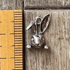 うさぎモチーフ 金属チャーム 約1.5cm 銀古美 立体 アンティークシルバー
