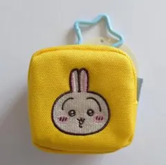 ちいかわ　カラビナ付き刺繍スクエアミニポーチ　うさぎ