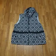 フード付きベスト 黒と白のパターン