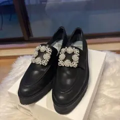 黒のパールバックル厚底ローファー