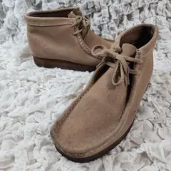 クラークス ワラビー ブーツ スエード サンド