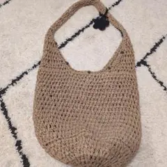 ベージュ 編み込み かごバッグ フラワーチャーム付き